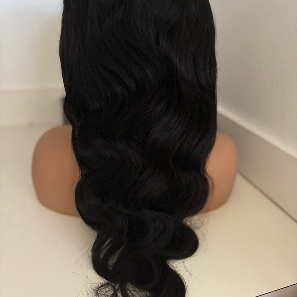 Luxurious Black Wavy Hair Wig